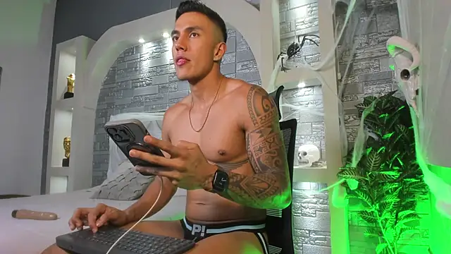 Aron Bolt online show from October 25, 2025, 11:43 pm