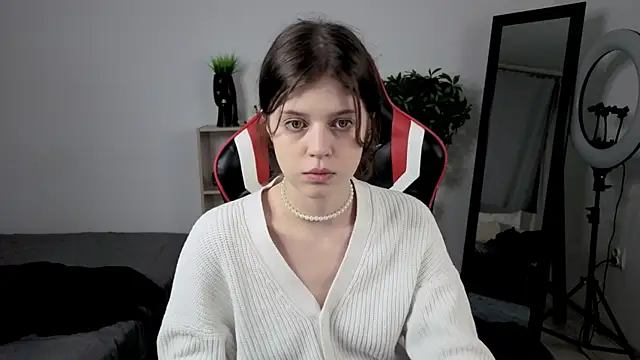 Este Glen online show from October 21, 2025, 9:15 pm