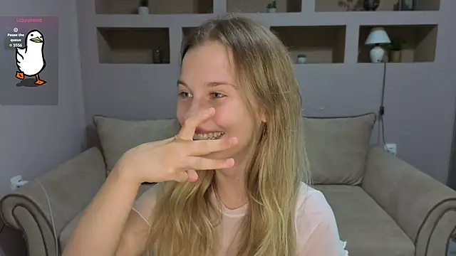 LinaCristonsen online show from September 10, 2025, 5:24 pm