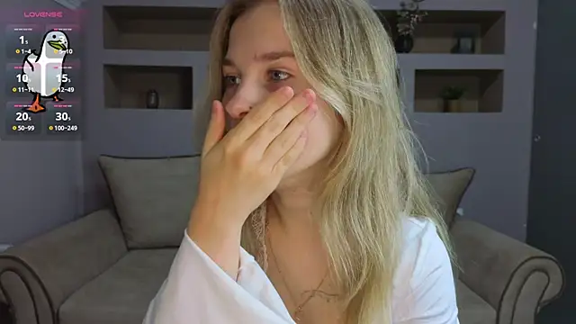 LinaCristonsen online show from November 9, 2025, 3:32 pm