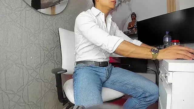 Snapshot of Lucii_fer_ chatting on May 23, 2026, 11:36 am Lucii fer online show from May 23, 2026, 11:36 am