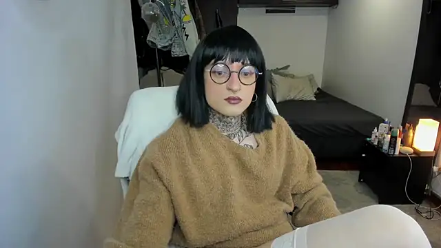 ShiiraVelkor online show from September 26, 2025, 9:46 am