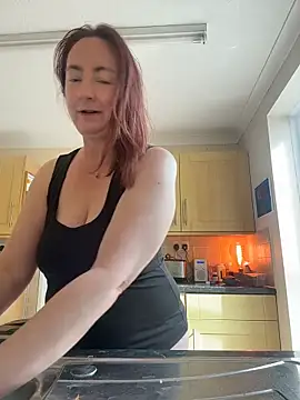 Snapshot of LouiseTswing chatting on May 1, 2026, 8:41 am LouiseTswing online show from May 1, 2026, 8:41 am