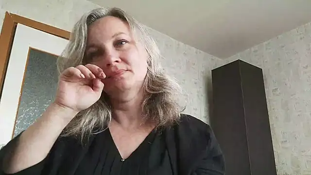 EdithManning online show from May 17, 2026, 5:27 am