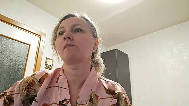Snapshot of EdithManning chatting on June 15, 2026, 6:43 pm EdithManning online show from June 15, 2026, 6:43 pm