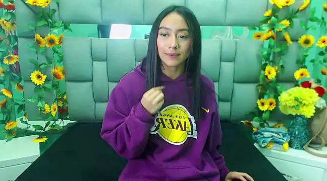 Miaa Thopmson online show from March 18, 2025, 6:48 pm