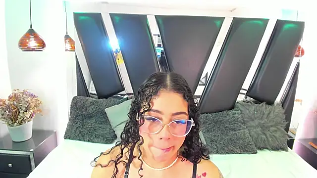 antonelllepiercee online show from November 23, 2025, 11:32 am