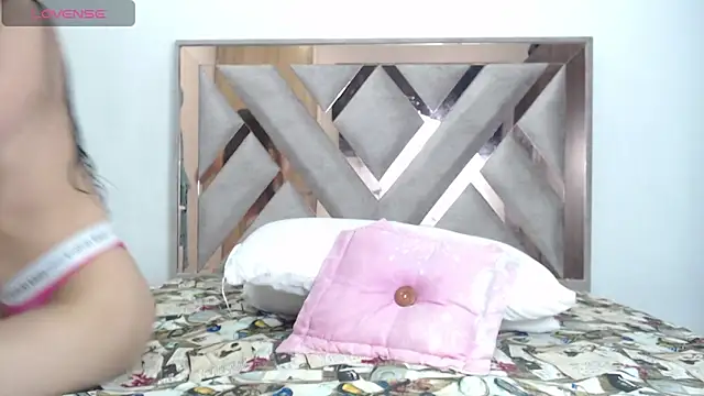 CorinaSmith28 online show from April 17, 2026, 10:02 pm