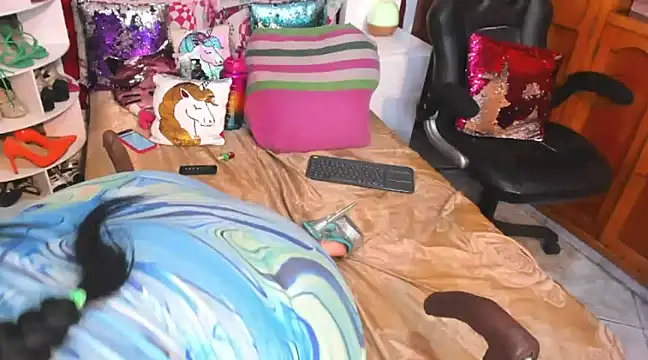 larafoxter online show from December 7, 2024, 3:25 am