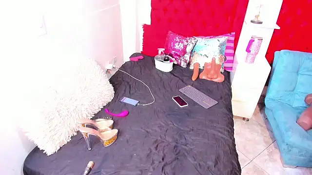 Snapshot of larafoxter chatting on June 7, 2026, 3:32 am larafoxter online show from June 7, 2026, 3:32 am