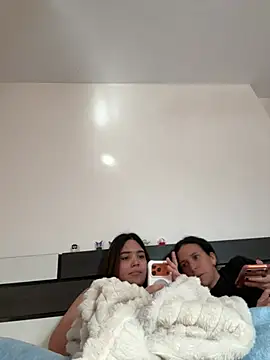 daniniescobarr online show from April 8, 2026, 4:51 pm