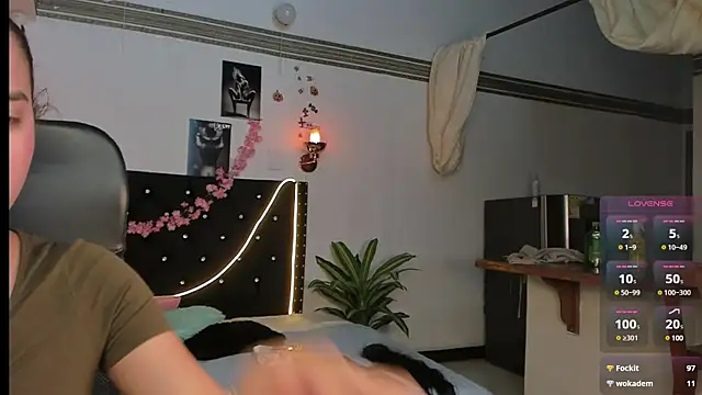 emilyrouxe online show from March 5, 2025, 7:27 pm