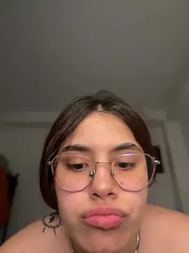 Snapshot of Yuli_zuha chatting on December 6, 2024, 12:05 pm Yuli zuha online show from December 6, 2024, 12:05 pm