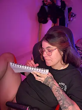 Snapshot of Yuli_zuha chatting on December 31, 2024, 6:27 am Yuli zuha online show from December 31, 2024, 6:27 am