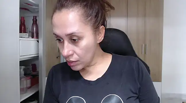 RoxanaLove9 online show from February 11, 2025, 6:44 pm