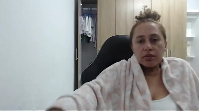 RoxanaLove9 online show from April 19, 2026, 2:22 am