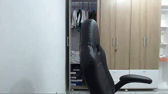 RoxanaLove9 online show from April 21, 2026, 2:51 am