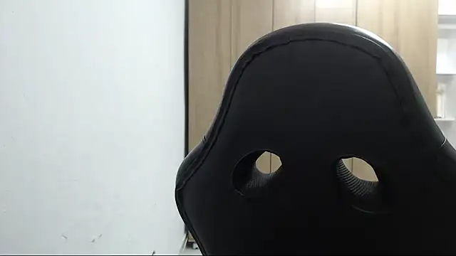 RoxanaLove9 online show from April 22, 2026, 2:03 am