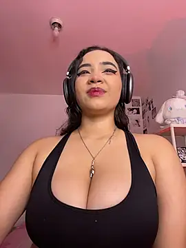 Snapshot of MadelineBenet chatting on July 2, 2026, 4:40 am MadelineBenet online show from July 2, 2026, 4:40 am