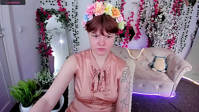 Snapshot of DreamyLuna chatting on November 9, 2025, 8:40 pm DreamyLuna online show from November 9, 2025, 8:40 pm