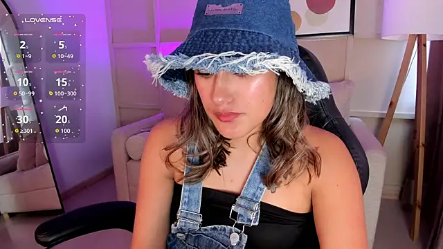 Snapshot of _Sophie__miller chatting on June 4, 2026, 7:42 pm Sophie miller online show from June 4, 2026, 7:42 pm