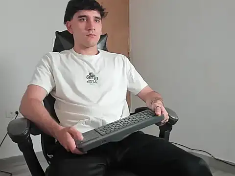 leo030809 online show from April 4, 2026, 10:40 pm