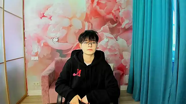 EmiliaYours online show from December 6, 2024, 12:16 pm