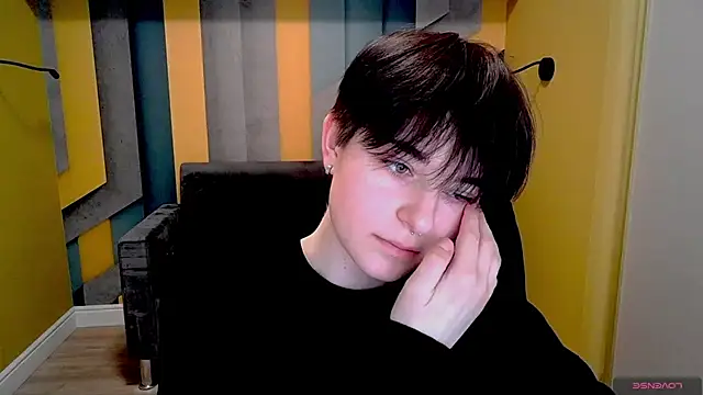 EmiliaYours online show from February 17, 2025, 1:32 pm