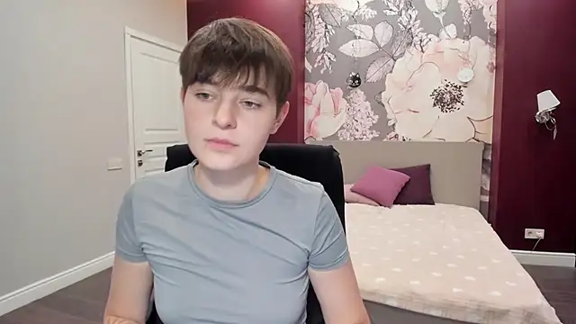 EmiliaYours online show from September 19, 2025, 3:13 pm