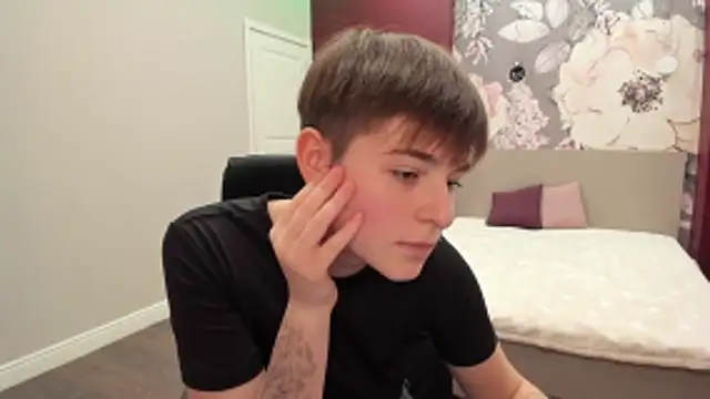 EmiliaYours online show from October 18, 2025, 1:34 pm