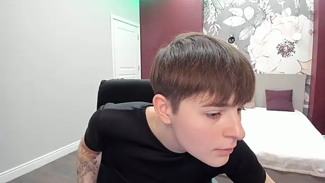 EmiliaYours online show from November 17, 2025, 3:18 pm