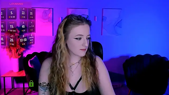 luna berryy online show from April 7, 2026, 7:25 pm