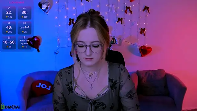 luna berryy online show from April 15, 2026, 7:10 pm