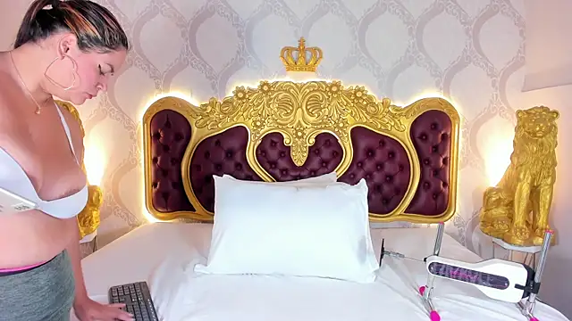 Snapshot of KendralHolson chatting on October 8, 2025, 4:54 am KendralHolson online show from October 8, 2025, 4:54 am