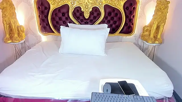 Snapshot of KendralHolson chatting on October 19, 2025, 4:35 am KendralHolson online show from October 19, 2025, 4:35 am