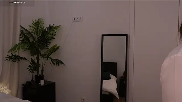 Lilly Colins online show from January 16, 2025, 2:41 pm