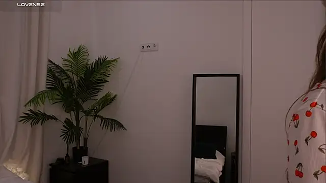 Lilly Colins online show from January 18, 2025, 5:59 pm