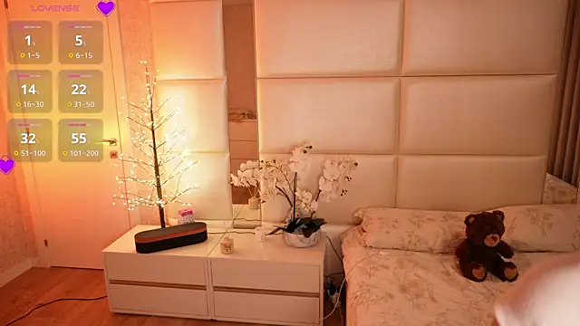 Lilly Colins online show from April 12, 2026, 7:08 pm