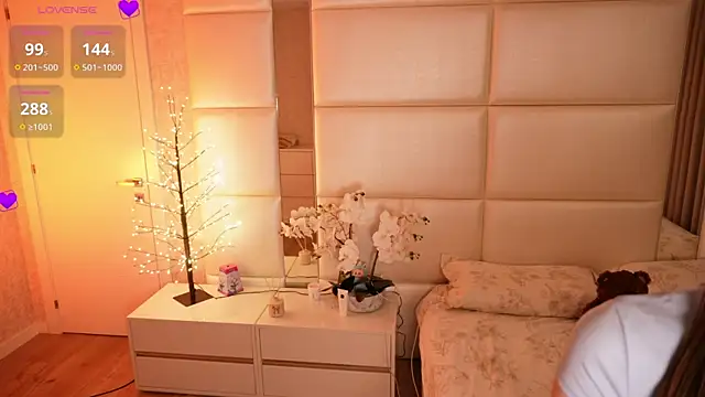 Lilly Colins online show from April 20, 2026, 7:59 pm