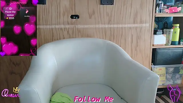 QueenYsuRey online show from February 26, 2026, 7:24 pm