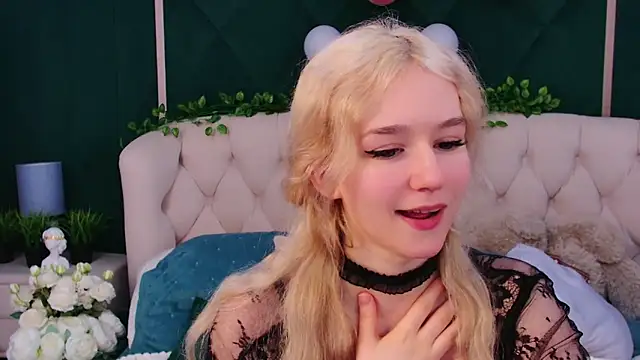 Snapshot of NaomiLoys chatting on February 16, 2025, 8:11 pm NaomiLoys online show from February 16, 2025, 8:11 pm