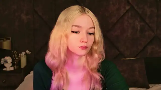 Snapshot of NaomiLoys chatting on November 9, 2025, 10:35 am NaomiLoys online show from November 9, 2025, 10:35 am