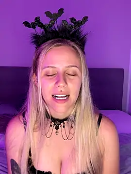 lunawolf21 online show from October 10, 2025, 6:45 am