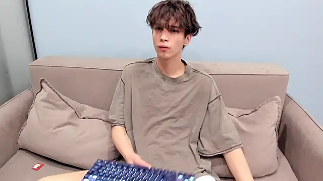 Im Shine Guy online show from December 3, 2025, 10:19 pm