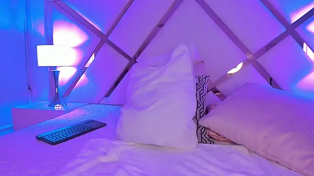 SophiaSmiiths  online show from April 19, 2026, 8:24 am