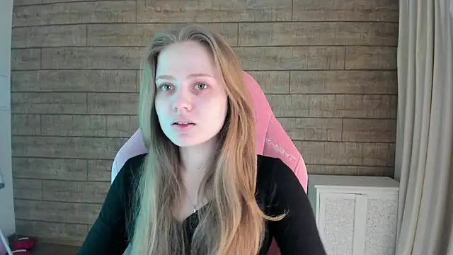 SelinSwarovski online show from April 20, 2026, 4:21 pm