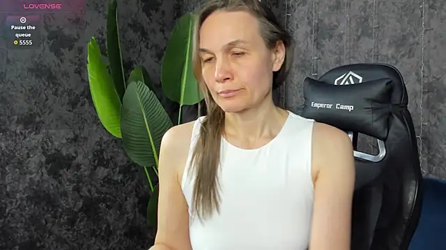 Lillian White online show from April 7, 2026, 1:06 am