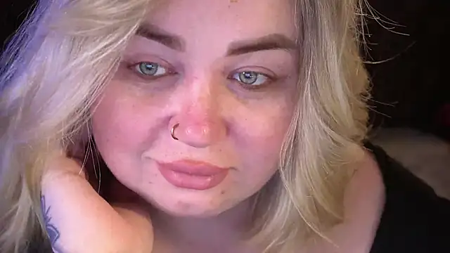 ZaraReignn online show from April 21, 2026, 2:51 am