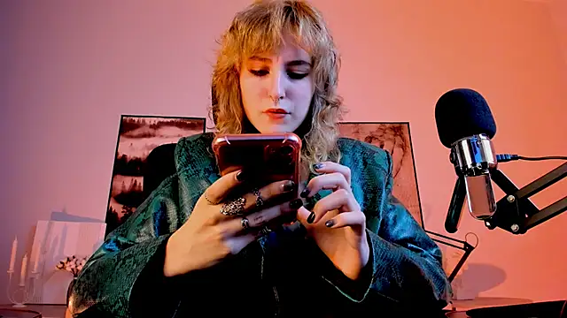 LuxRayi online show from December 12, 2024, 6:10 pm