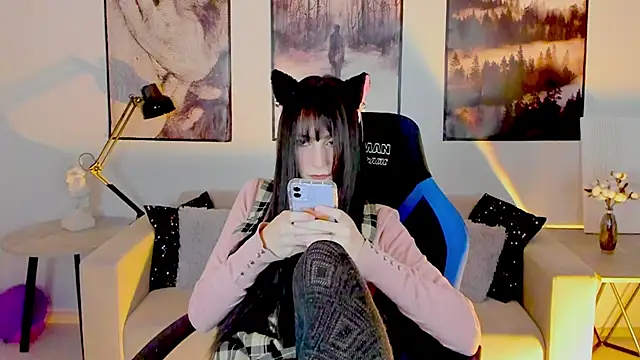 LuxRayi online show from January 28, 2025, 9:19 pm